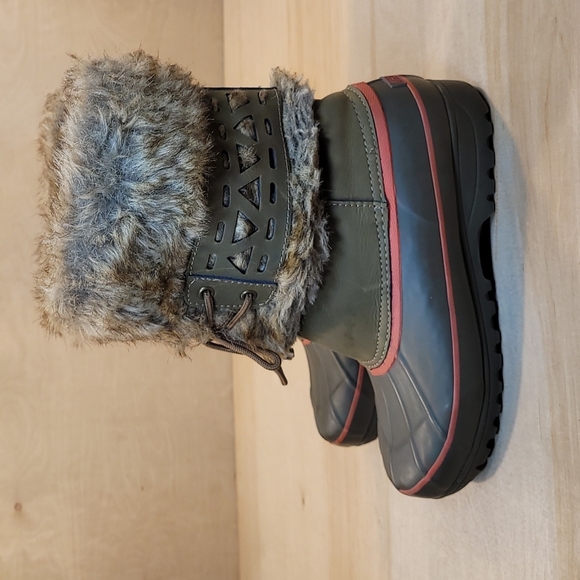 Khombu Womens Pull On Waterproof Rubber And Fur Snow Boots - Picture 4 of 10